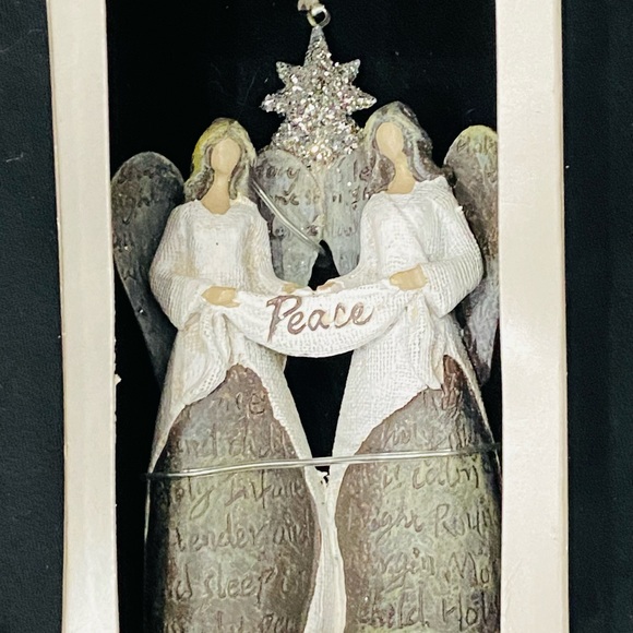 Christmas Ornament Angels Holding PEACE Scarf NIB - Picture 1 of 3